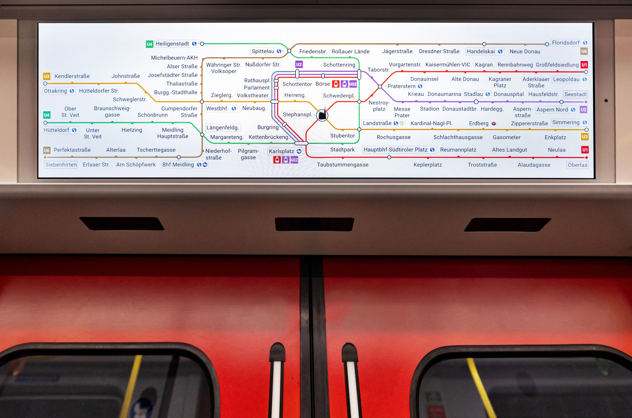 Обзорная схема метро в вагоне метро