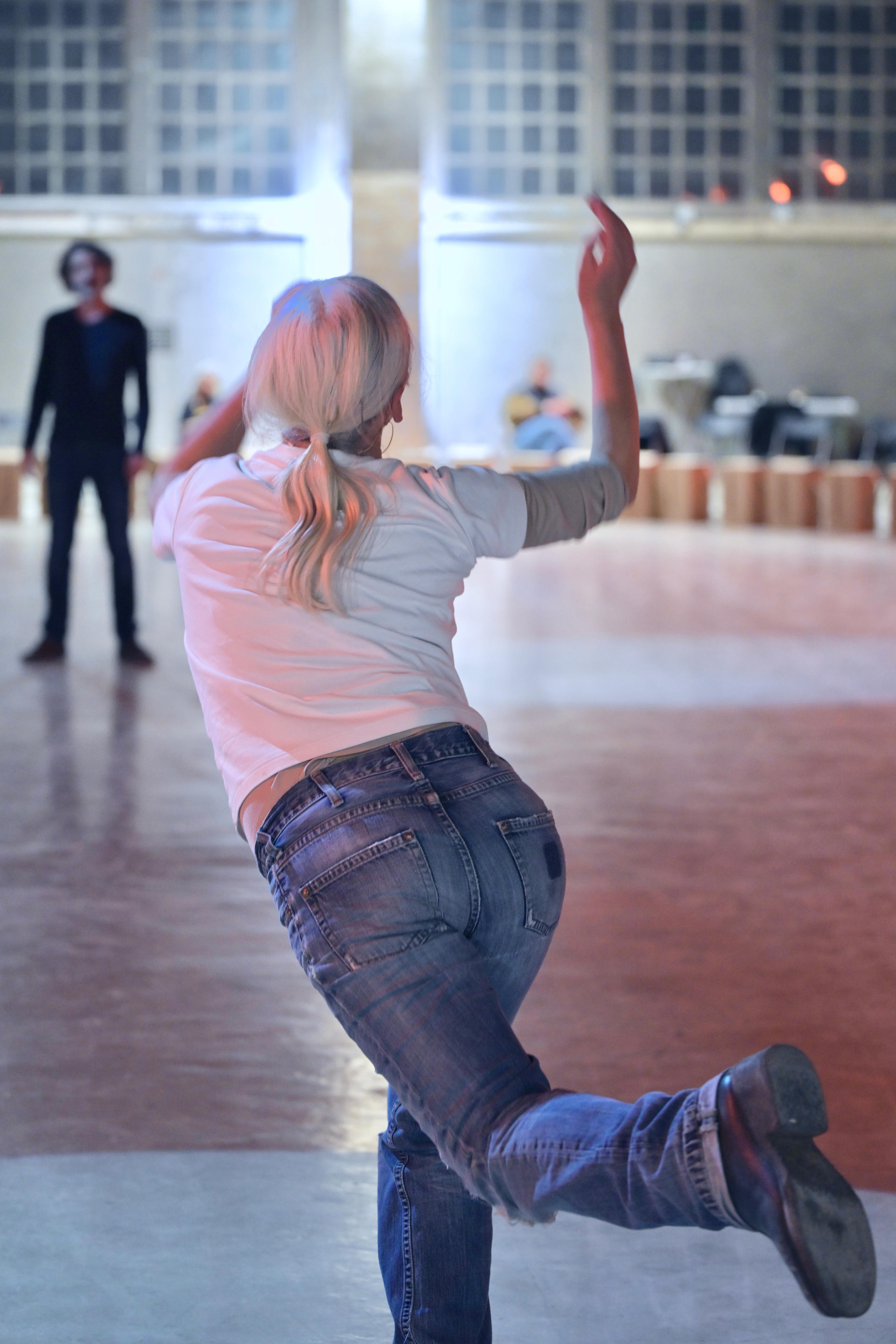 Rabih Mroué e Anne Teresa De Keersmaeker ballano.