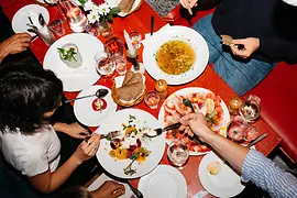 Varias personas comen en una posada