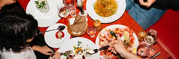 Several people are eating at the restaurant Zum Roten Bären