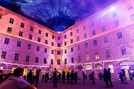 Museum of Change, Innenhof mit Installationen