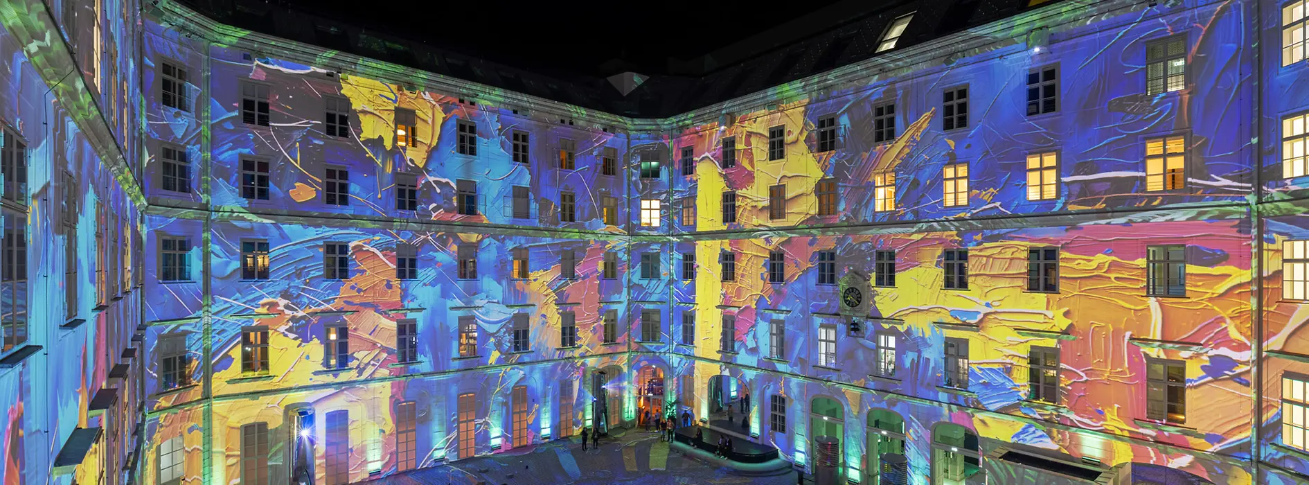 Museum of Change, Innenhof mit Installationen