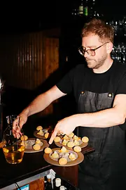 Cocinero trabajando