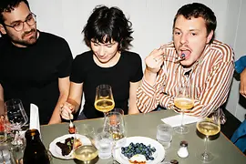 Amigos sentados comiendo y bebiendo en una taberna vienesa