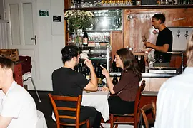 Amigos sentados comiendo y bebiendo en una taberna vienesa