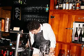 Camarero en el bar de un restaurante