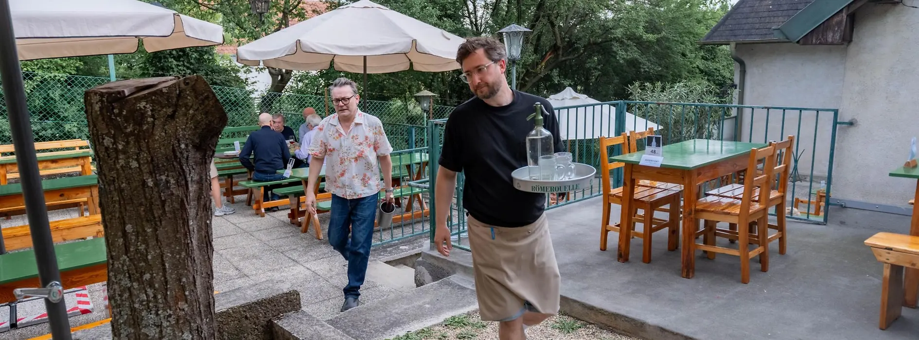 Jardin d’un heuriger avec un serveur