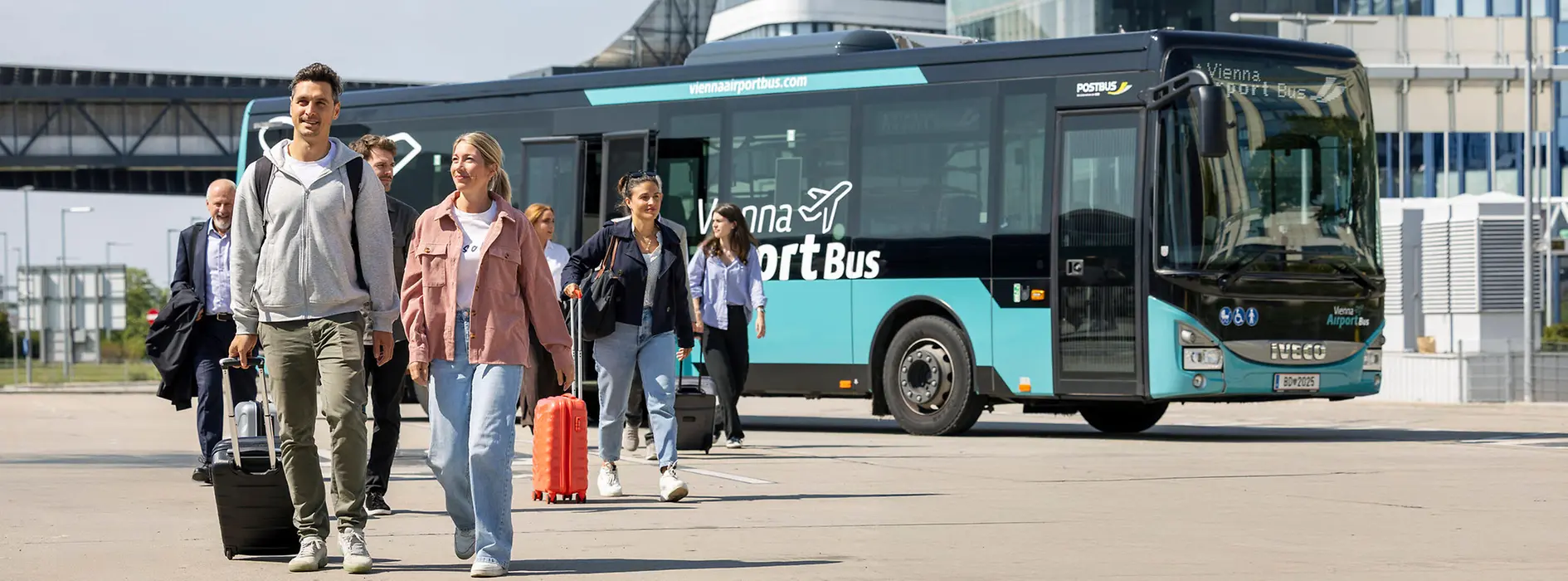 Passagers descendant du Vienna Airport Bus