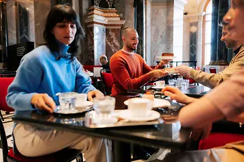 People enjoying coffee and cake at the Kunsthistorisches Museum 