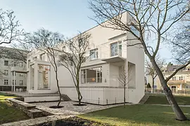 Vue arrière de la Villa Beer avec terrasses et jardin dans leur état actuel.