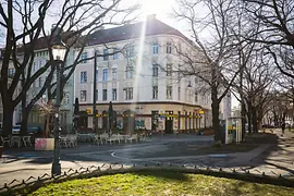 Kriemhildplatz with a view of the tree-lined Markgraf-Rüdiger-Straße and Café Kriemhild.