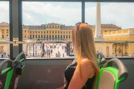 Jeune femme dans un bus touristique devant le château de Schönbrunn