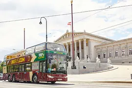 Bus à impériale rouge Hop-On Hop-Off de Big Bus Tours devant le Parlement