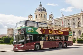 Bus rouge Hop-On Hop-Off de Big Bus Tours devant le Muséum d’histoire naturelle de Vienne