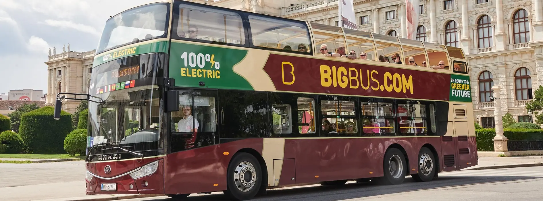 Bus rouge Hop-On Hop-Off de Big Bus Tours devant le Muséum d’histoire naturelle de Vienne