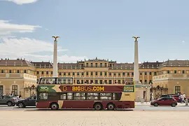 Bus à impériale électrique rouge Hop-On Hop-Off de Big Bus devant le château de Schönbrunn