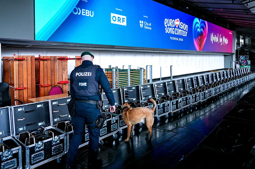 Sicherheitskontrolle des Equipments beim Eurovision Song Contest 2026 durch Spürhund