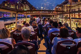 Des passagers dans un bus lors d’un tour de ville nocturne.