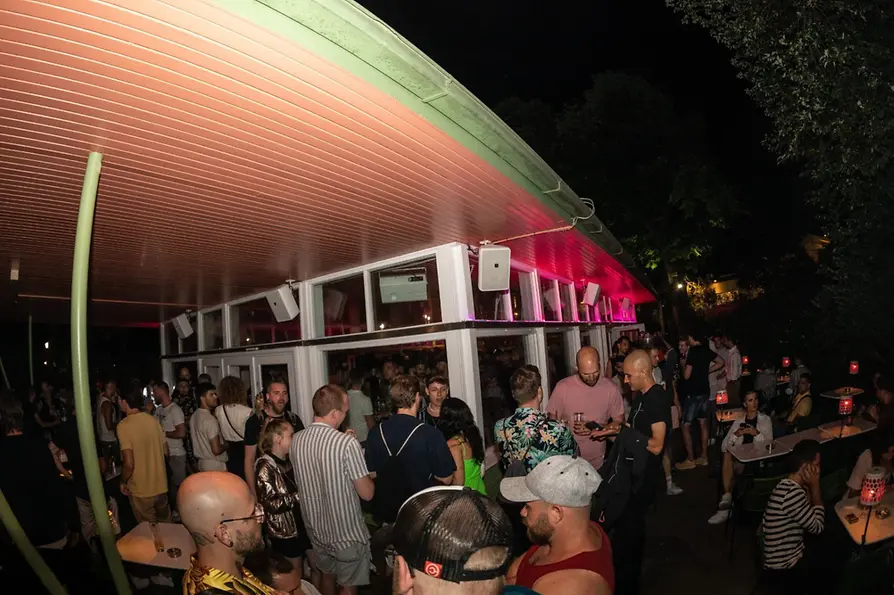 Volksgarten Pavilion – Queers in the Garden – people celebrating