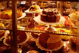 Výběr dortů v kavárně Café Demel 