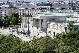 Кольцевая улица перед Парламентом