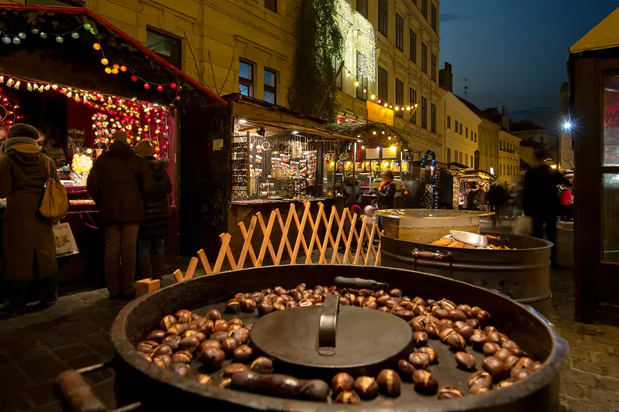 Maronistand bei einem Weihnachtsmarkt in Wien