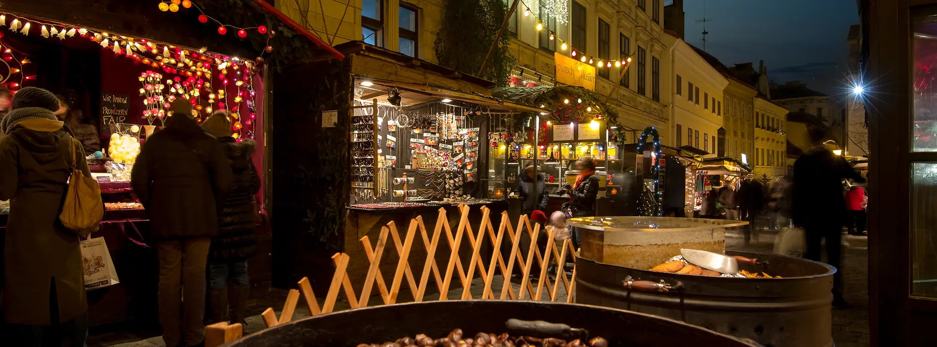 Maronistand bei einem Weihnachtsmarkt in Wien