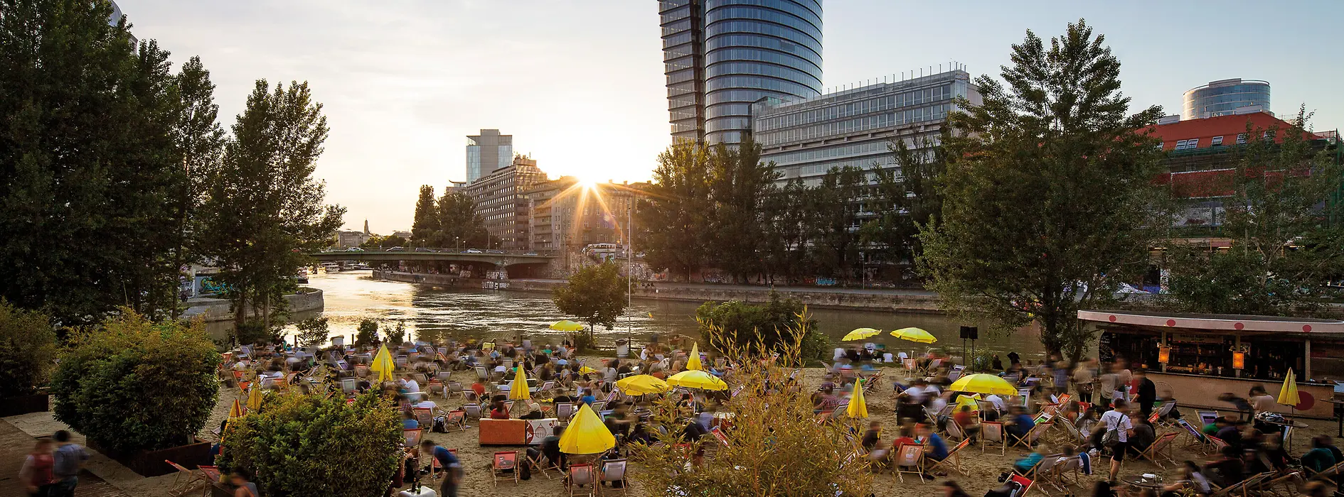 Strandbar Herrmann, вечерняя атмосфера на Дунайском канале 