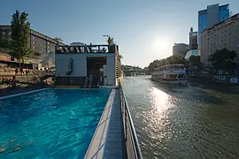 Корабль-бассейн на Дунайском канале ночью