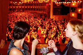Tanzende Paare auf dem Opernball
