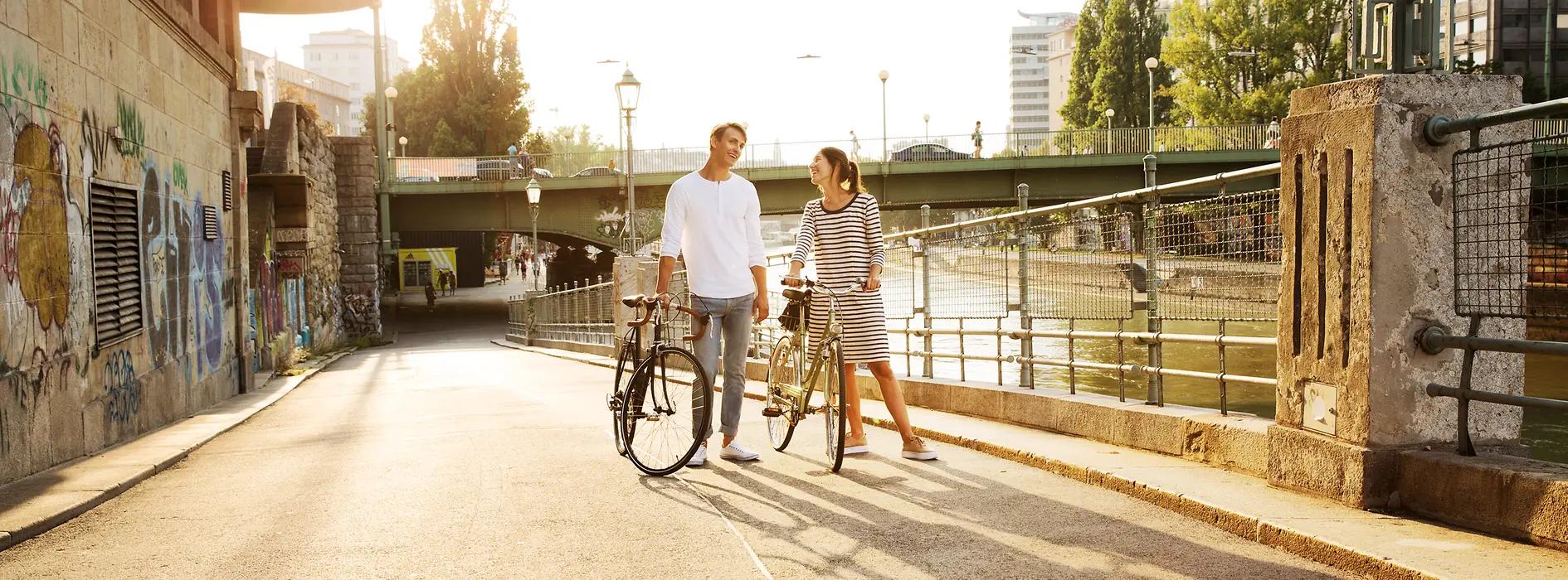 Due ciclisti sul canale del Danubio