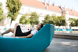 Femme allongée sur les meubles d'extérieur dans la cour intérieure du MuseumsQuartier