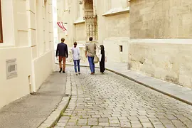 Vier Menschen spazieren durch die Altstadt 