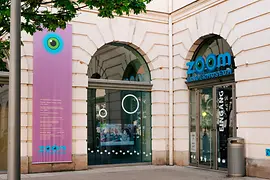 Bunt beflaggte Fassade des ZOOM Kindermuseums