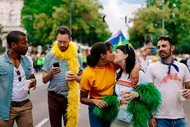 Гомосексуальные друзья на Радужном параде
