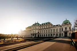Felső Belvedere, a belső térben festményeket nézegető emberek