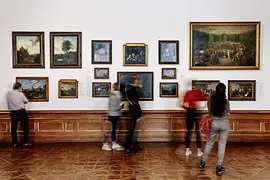 Az emberek festményeket nézegetnek a Felső Belvedere-ben
