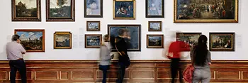 Lidé si prohlížejí obrazy v Horním Belvederu