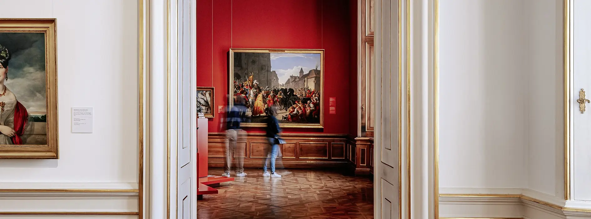 Belvédère supérieur, des personnes regardent des tableaux à l'intérieur