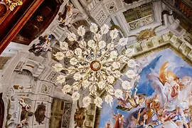 Felső-Belvedere, márványterem, Carlo Innocenzo Carlone, Marcantonio Chiarini, és Gaetano Fanti mennyezeti freskói