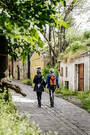 Deux femmes se promènent devant des caves à vin