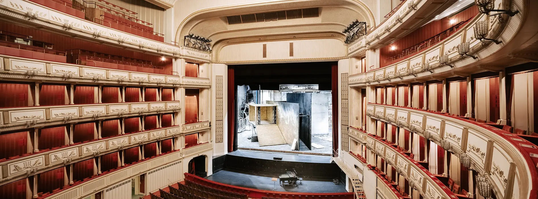 Zuschauerraum in der Wiener Staatsoper mit Blick auf die Hauptbühne