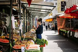 Lebensmittelstand am Brunnenmarkt in Wien