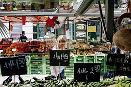 Stand alimentar pe Brunnenmarkt în Viena