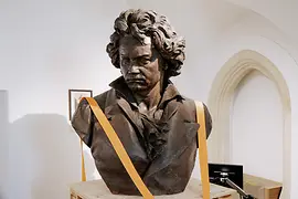 Beethoven Museum, Innenansicht, Beethovenbüste auf Paletten