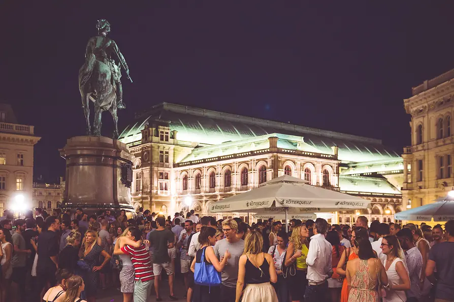 Party in the evening with the State Opera in the background