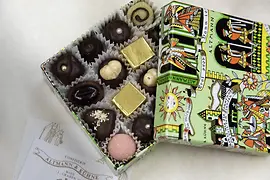 Caja llena de bombones variados