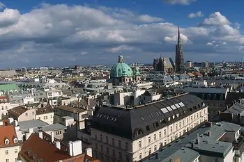Vue de la vieille ville avec la cathédrale Saint-Étienne et l’église Saint-Charles-Borromée