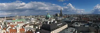 Vue de la vieille ville avec la cathédrale Saint-Étienne et l’église Saint-Charles-Borromée