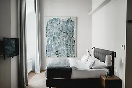 Hotelzimmer mit einem Gemälde von Elisa Alberti 